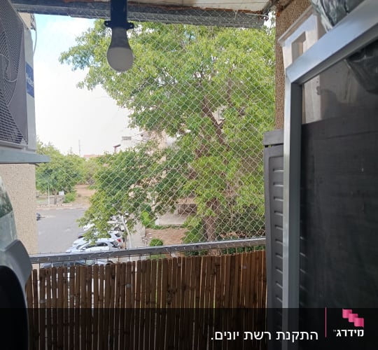 מרפסת עם רשת למניעת כניסת יונים